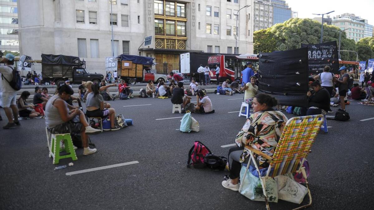 Acampe de Piqueteros frente al Ministerio de Desarrollo Social. Foto: Telam.