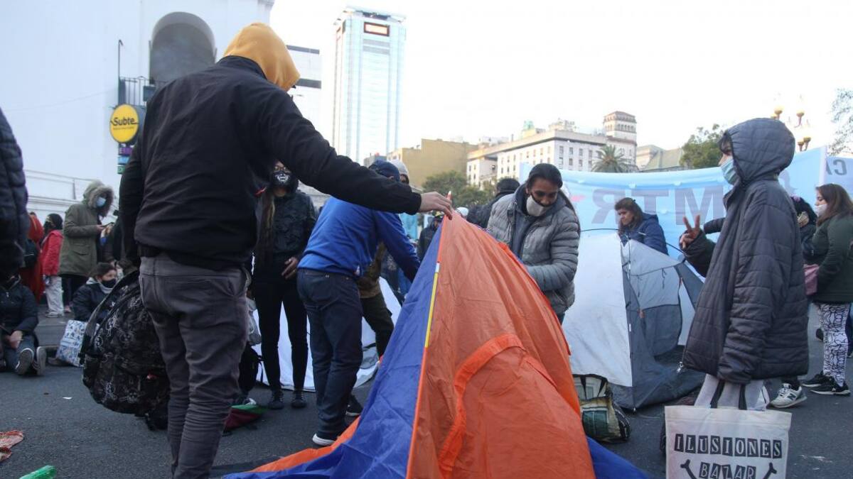 Acampe en Plaza de Mayo, piqueteros, movimientos sociales, NA