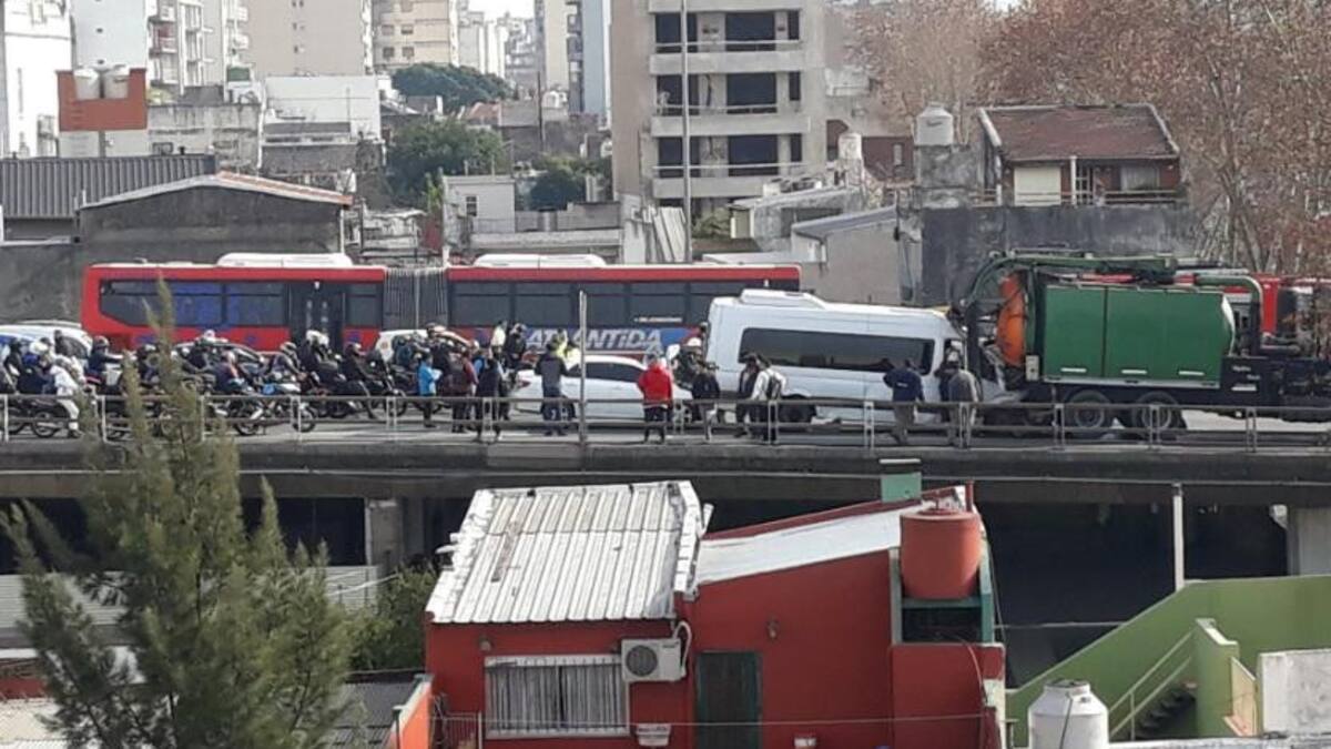 Violento choque entre combi y camión en la autopista 25 de Mayo: al menos 25 heridos