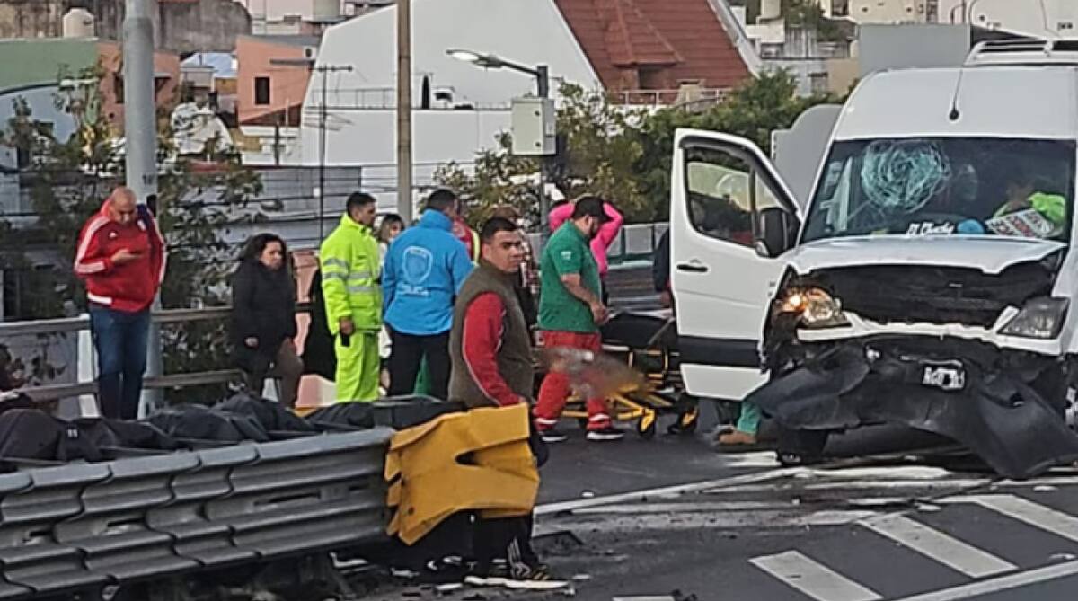 Accidente de combi en la autopista 25 de mayo. Foto: SAME.