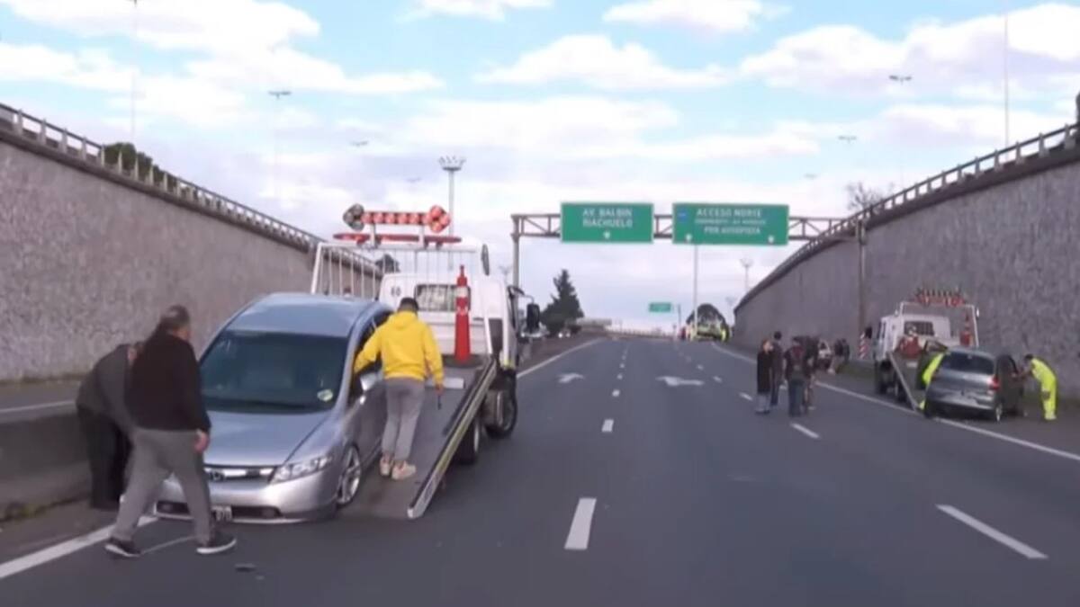 Dos de los autos involucrados en el accidente de tránsito en la Avenida General Paz. Foto: NA.