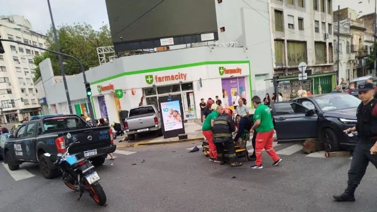 Accidente de una camioneta que se incrustó en una farmacia de Caballito.