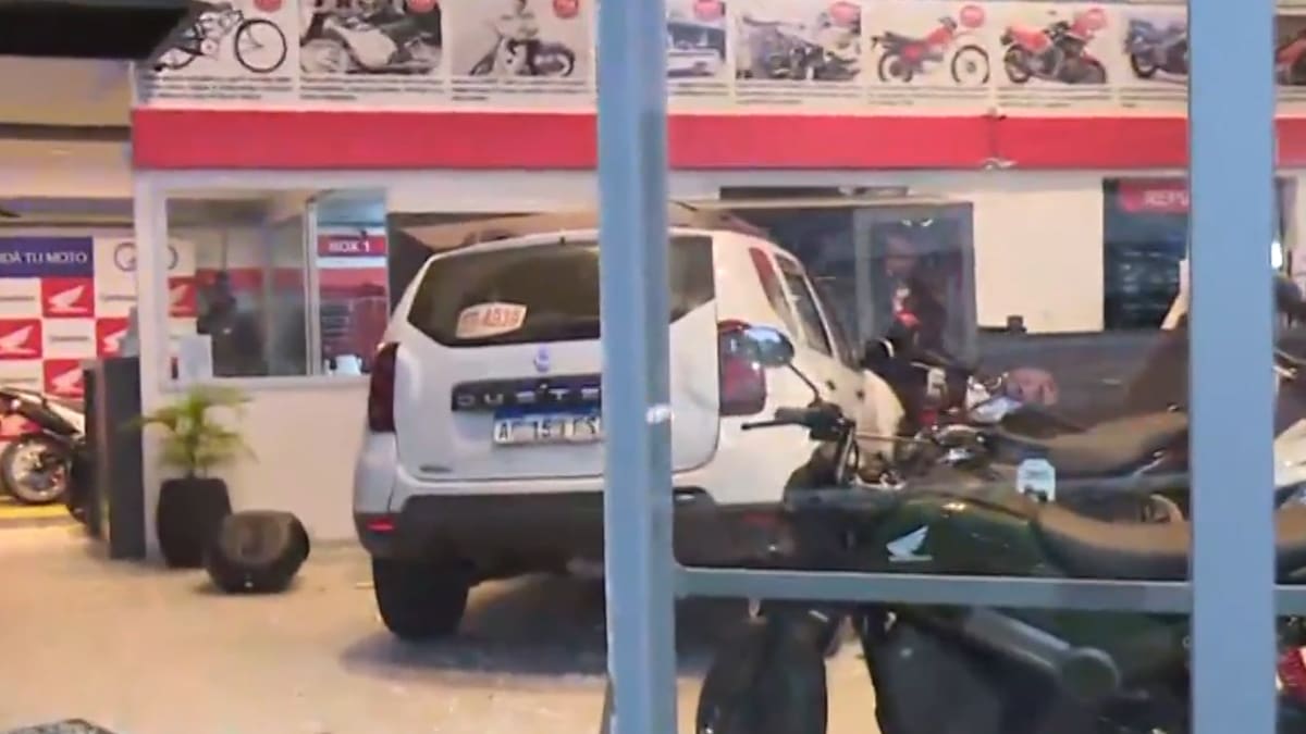 Accidente en Floresta: una camioneta chocó contra una moto que pasó en rojo y quedó incrustada en una concesionaria
