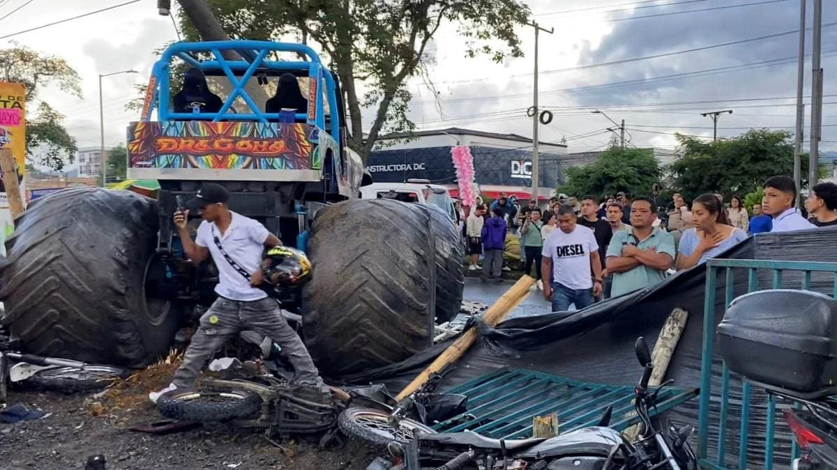 VIDEO | Pánico en un espectáculo de Monster Truck: un vehículo perdió el control, embistió al público y dejó víctimas fatales