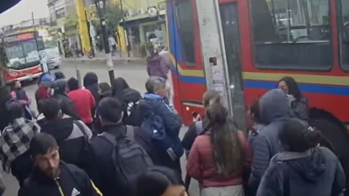 Tragedia en Moreno: una mujer murió tras ser atropellada por un colectivo que dio marcha atrás