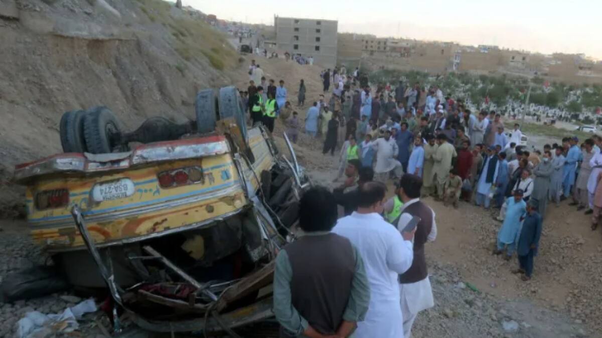 Así quedó el autobús que trasladaba a los novios y a los invitados de la boda. Foto: X.