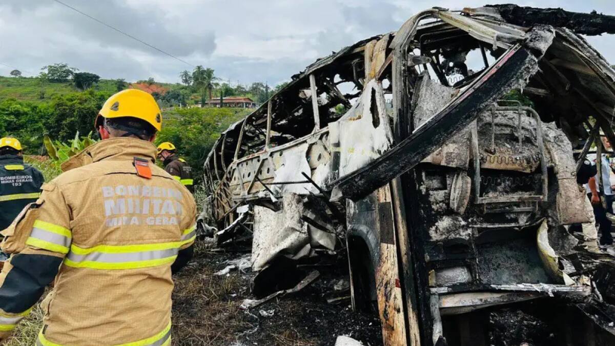 Accidente fatal entre un camión y un micro en Sao Paulo. Foto: Gentileza FMT.