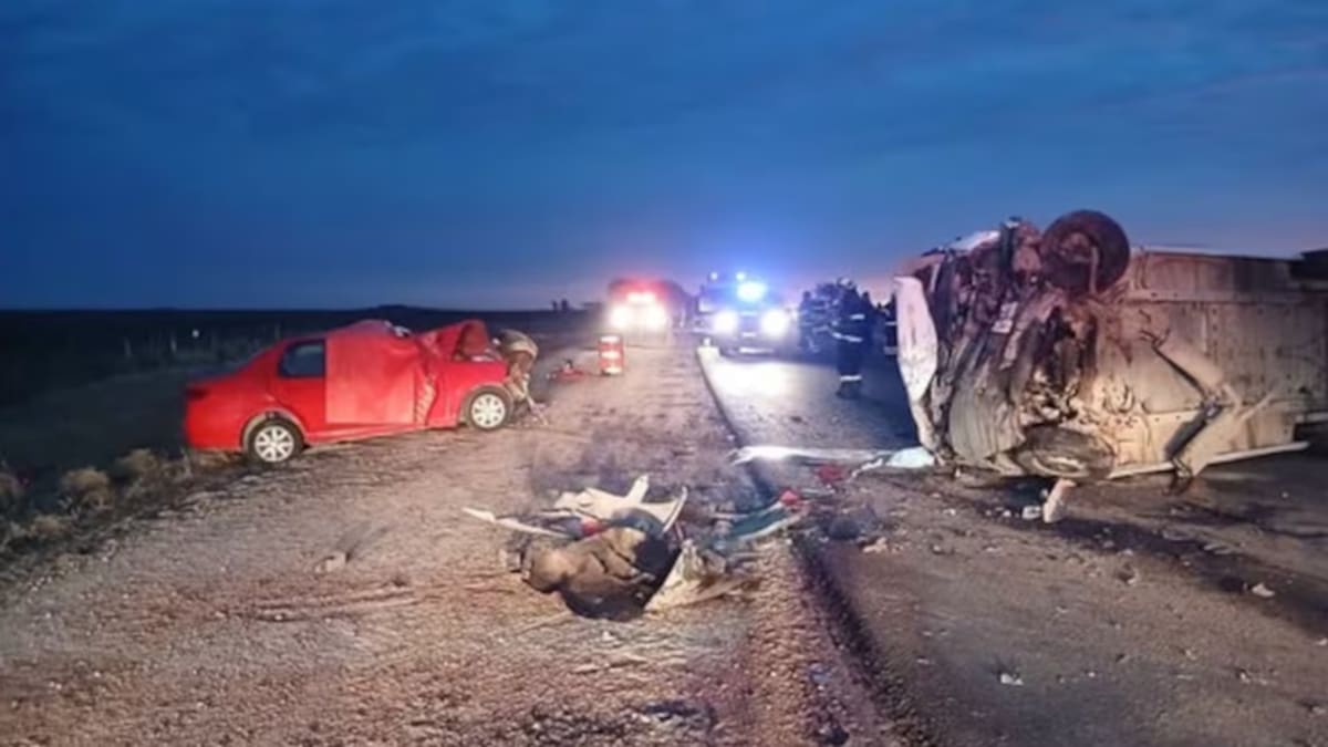 Tragedia en Córdoba: dos muertos y 16 niñas heridas tras un choque frontal entre un auto y un minibús