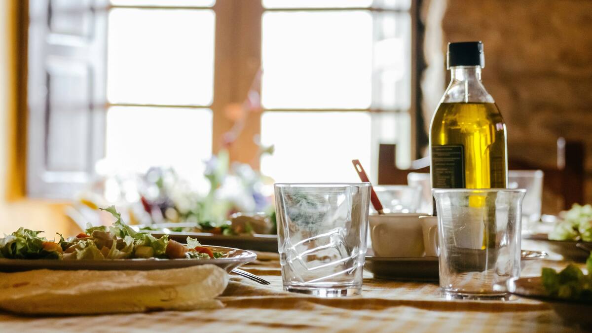 El lugar donde no hay que guardar el aceite de oliva. Foto Unsplash.