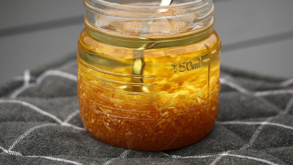 Ajo y miel, aderezo gustoso para las ensaladas. Foto: Unsplash.