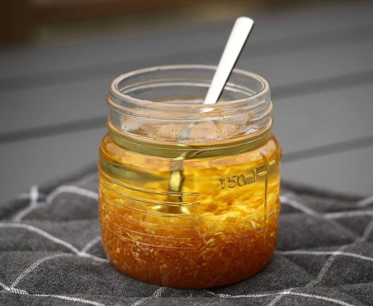 Aceite y ajo, aderezo. Foto: Unsplash.