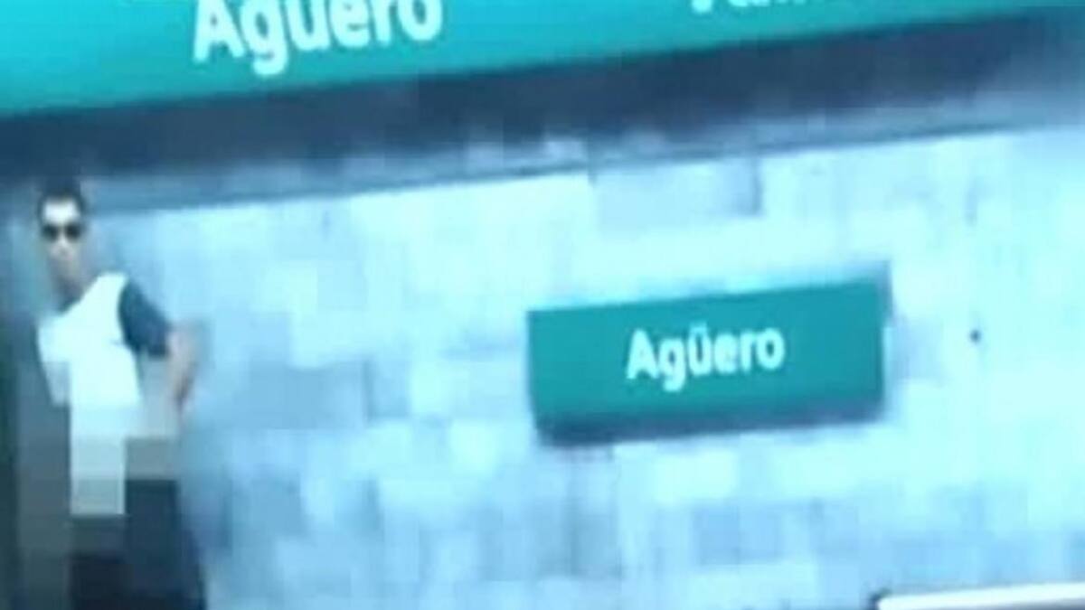 Acosador - Línea de subte estación Agüero