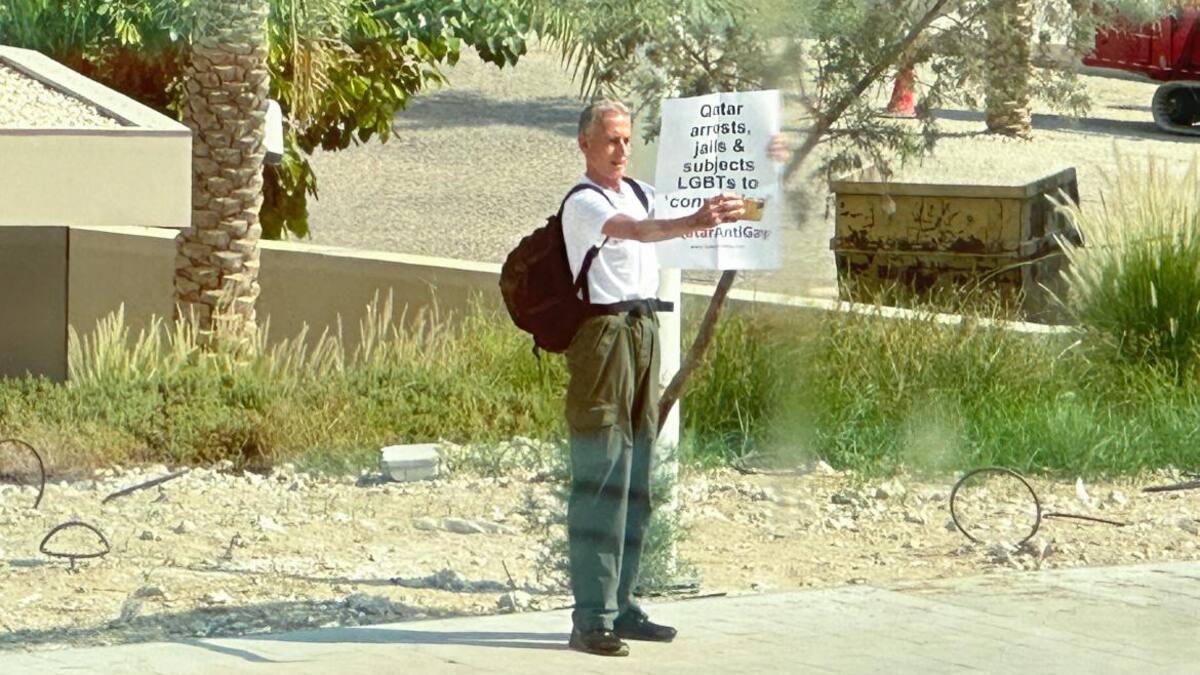 Activista LGBT+ británico protesta en Qatar_Reuters