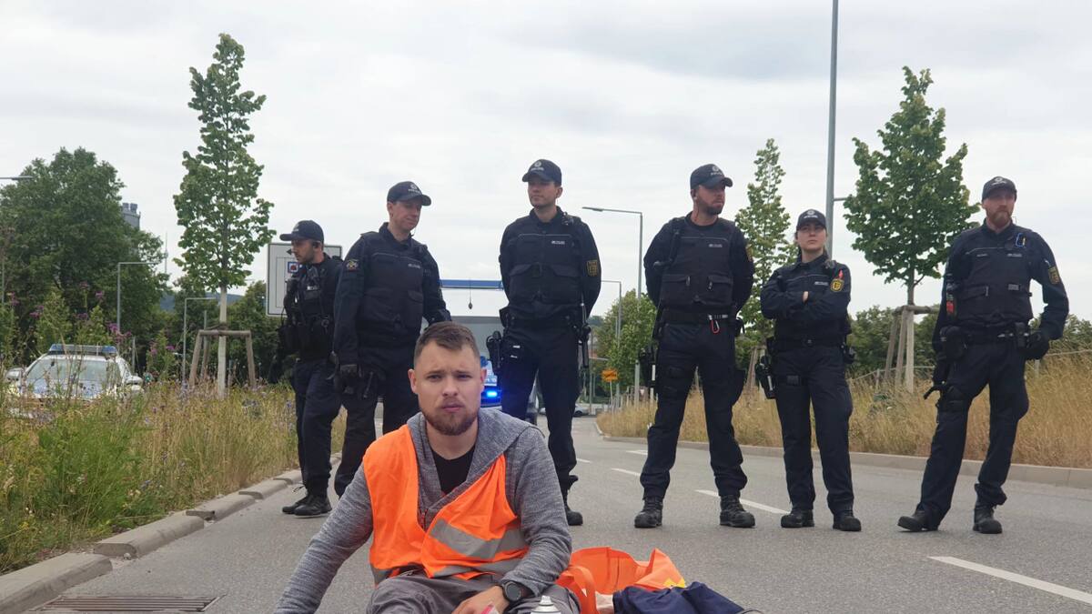 Activistas climáticos alemanes se pegan al piso. Foto: Letzte Generation