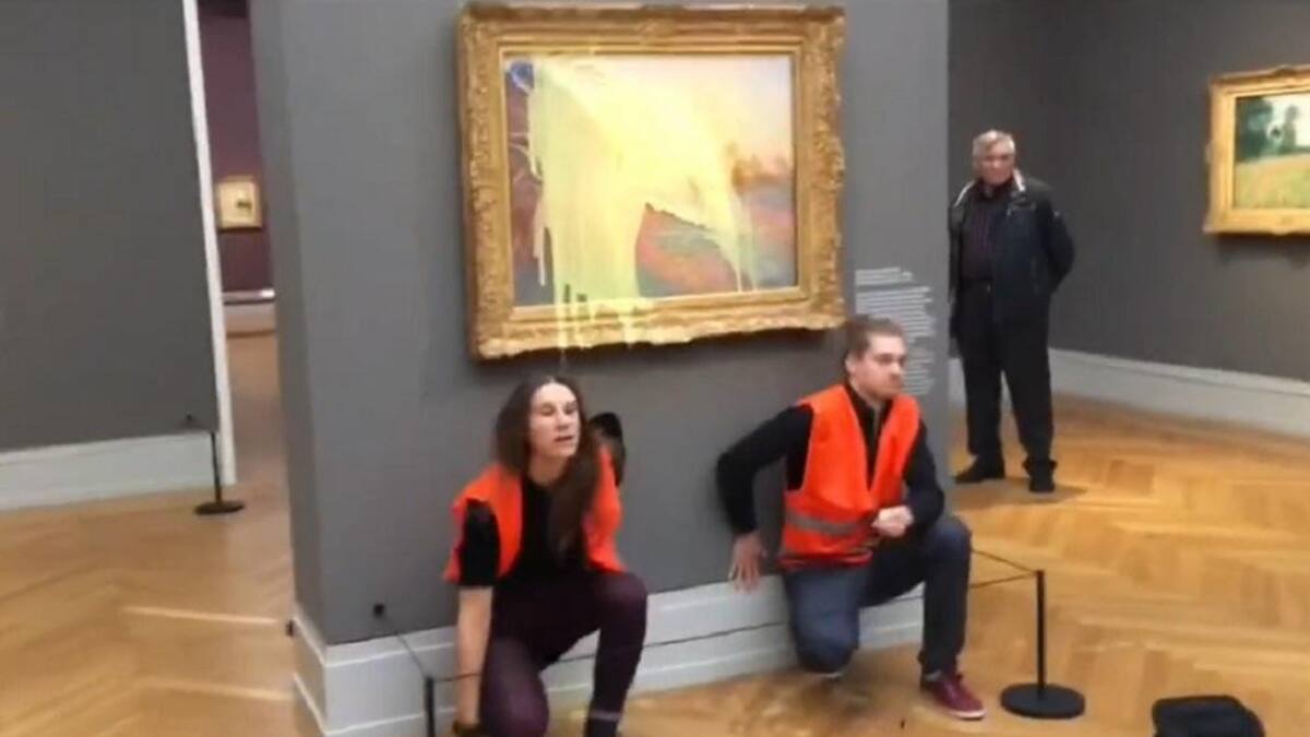 Activistas climáticos tiran puré de batatas contra Los almiares de Monet
