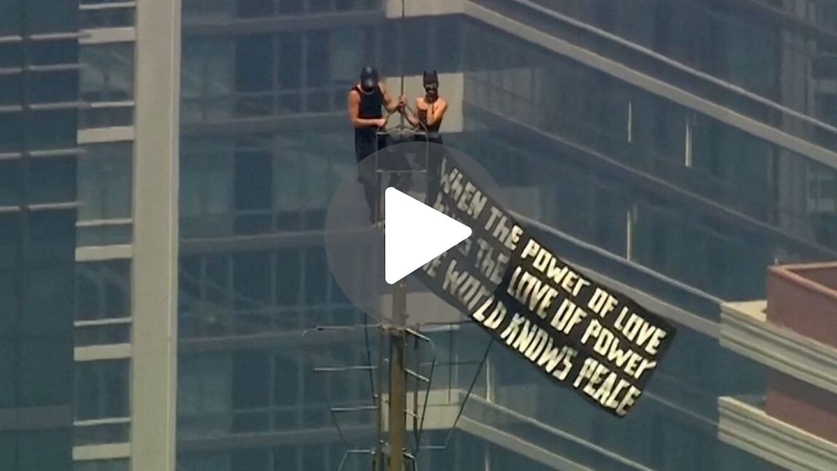 Video impresionante: activistas escalaron el Empire State sin arnés, desplegaron una bandera pacifista y fueron detenidos