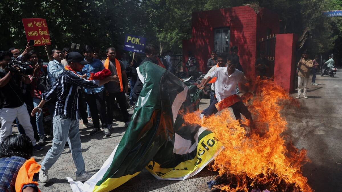 Activistas prenden fuego una bandera de Pakistán. Foto: Reuters (Amit Dave)