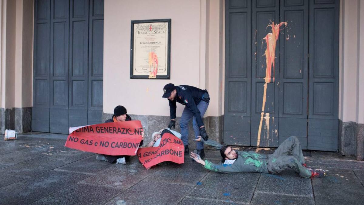 Cinco activistas ambientales detenidos por vandalizar el Teatro de la Scala en Italia