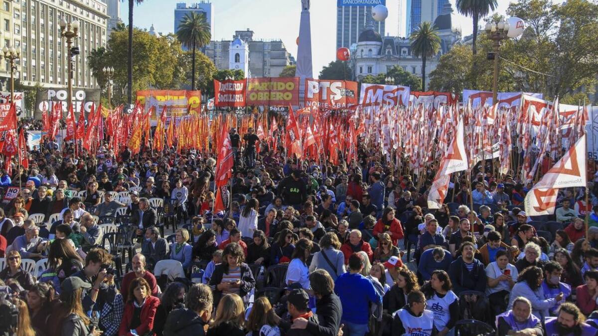 Acto de agrupaciones de izquierda en Plaza de mayo, Foto NA