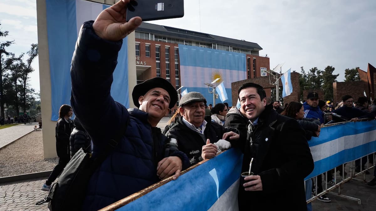 Malvinas Argentinas celebró el 210° aniversario de la Independencia Argentina