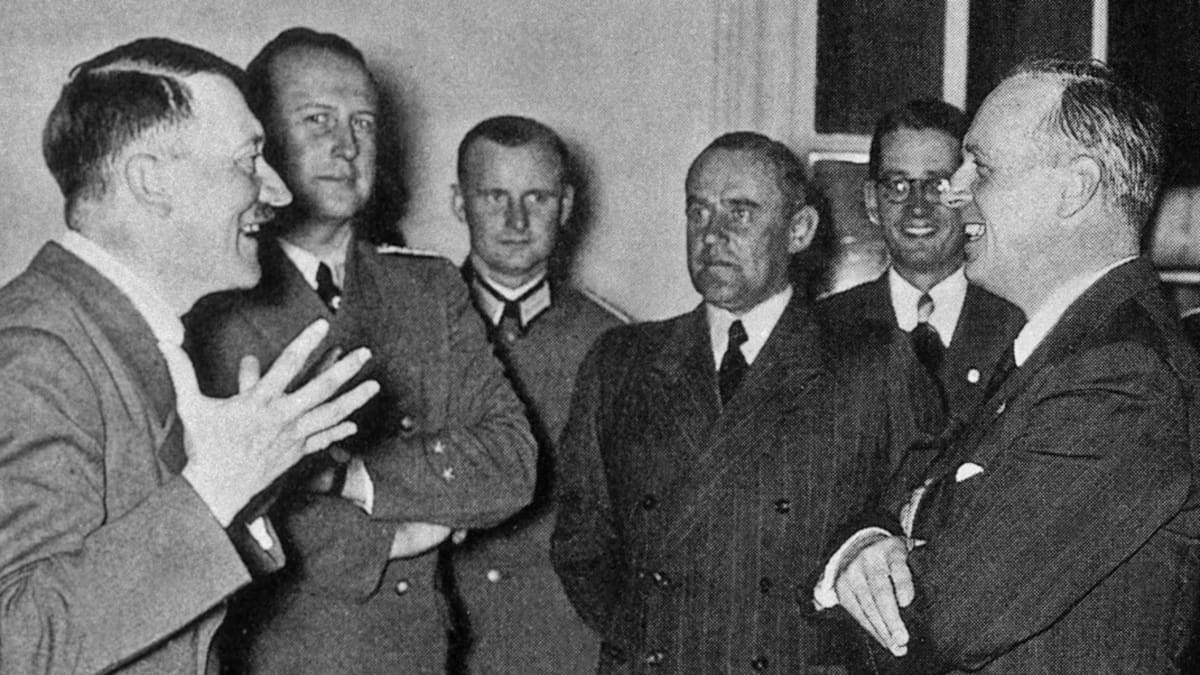 Adolf Hitler recibe a von Ribbentrop en la Cancillería del Reich en Berlín después de la firma del pacto.