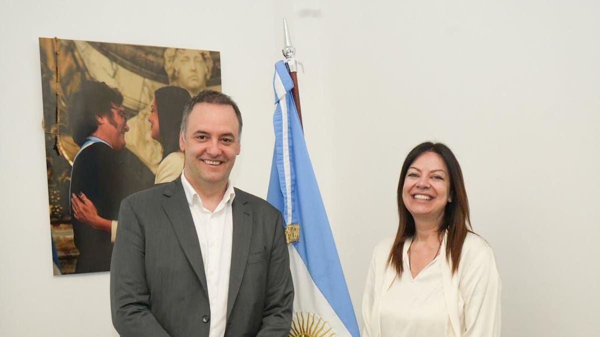Manuel Adorni y Sandra Pettovello.