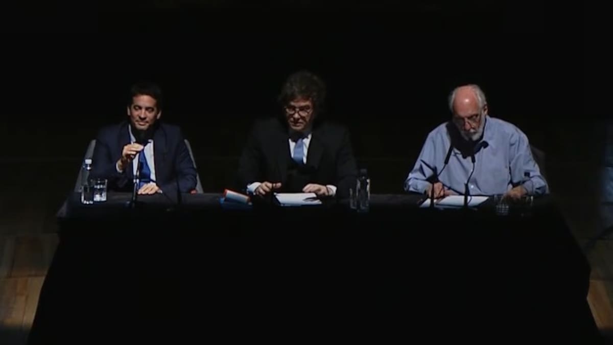 El tenso momento que se vivió entre Milei y una persona del público en pleno evento: “No es el lugar, maestro”