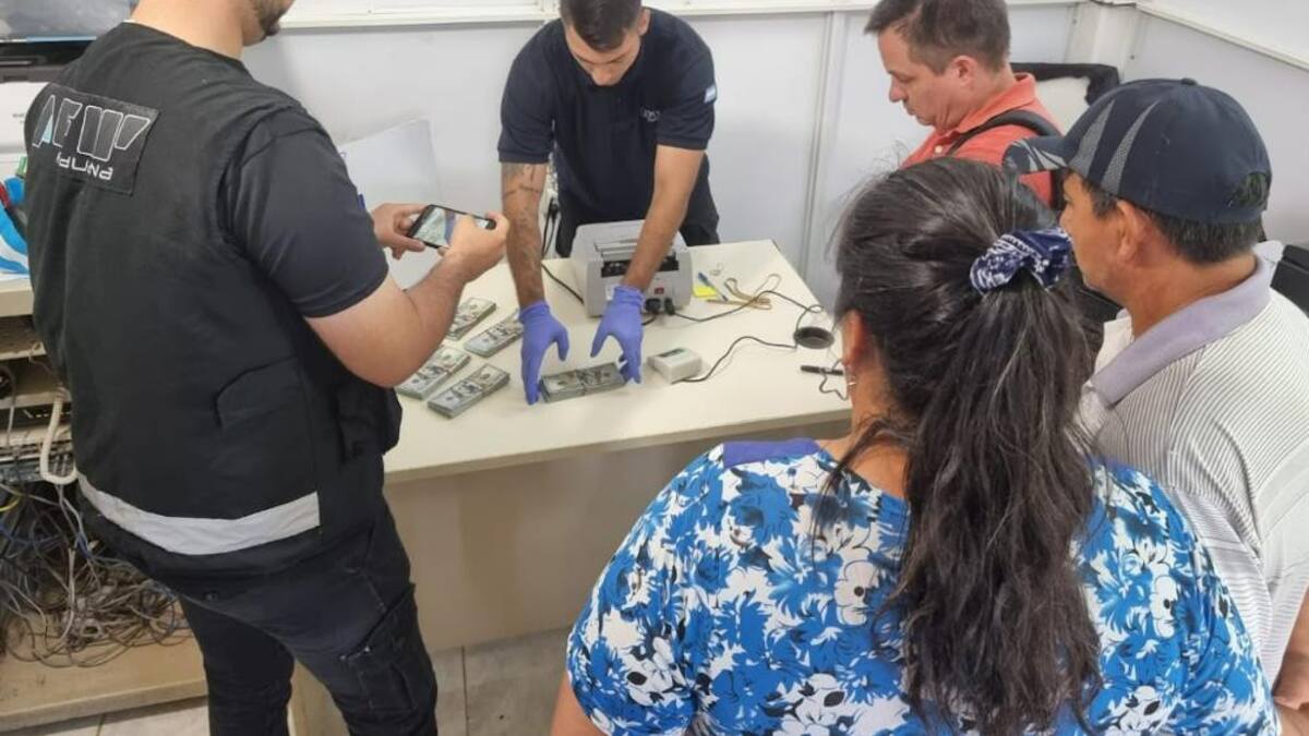 Aduana descubre 60 mil dólares ocultos en bolsas de café. Foto: Aduana.