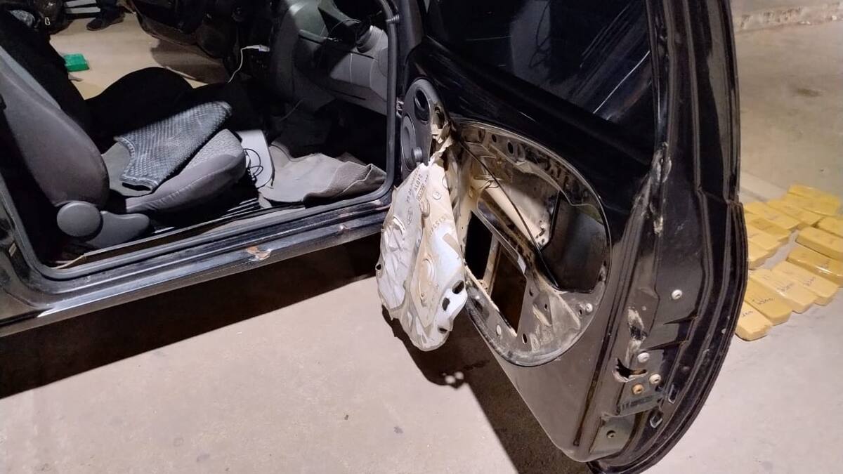 Aduana descubrió más de 60kg de cocaína ocultos en un automóvil.