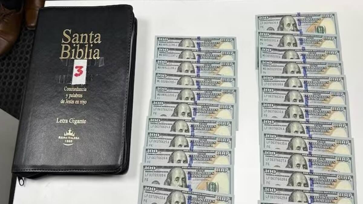 Aduana encontró unos 17 mil dólares dentro de biblias en el aeropuerto de Ezeiza.