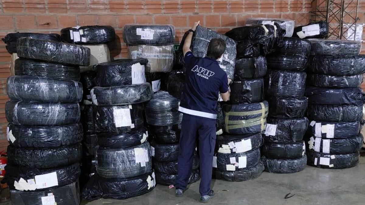 Aduana incautó más de 500 neumáticos. Foto: DGA