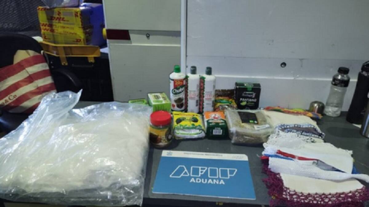 Aduana secuestró cocaína líquida. Foto: NA.