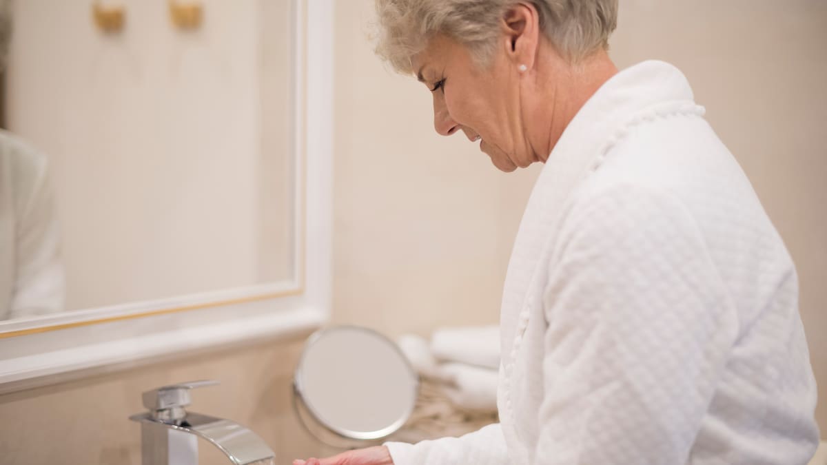 Cada cuánto deberían bañarse los mayores de 65 años según especialistas en dermatología