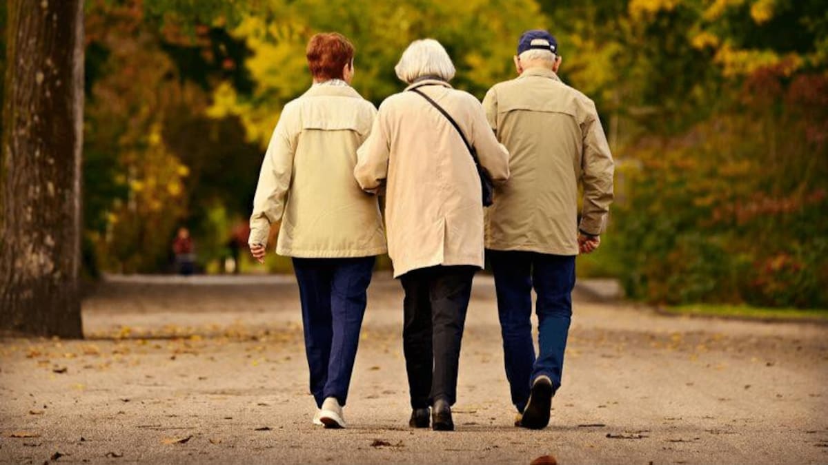 El ejercicio clave que es mejor que la caminata y previene caídas en mayores de 65 años