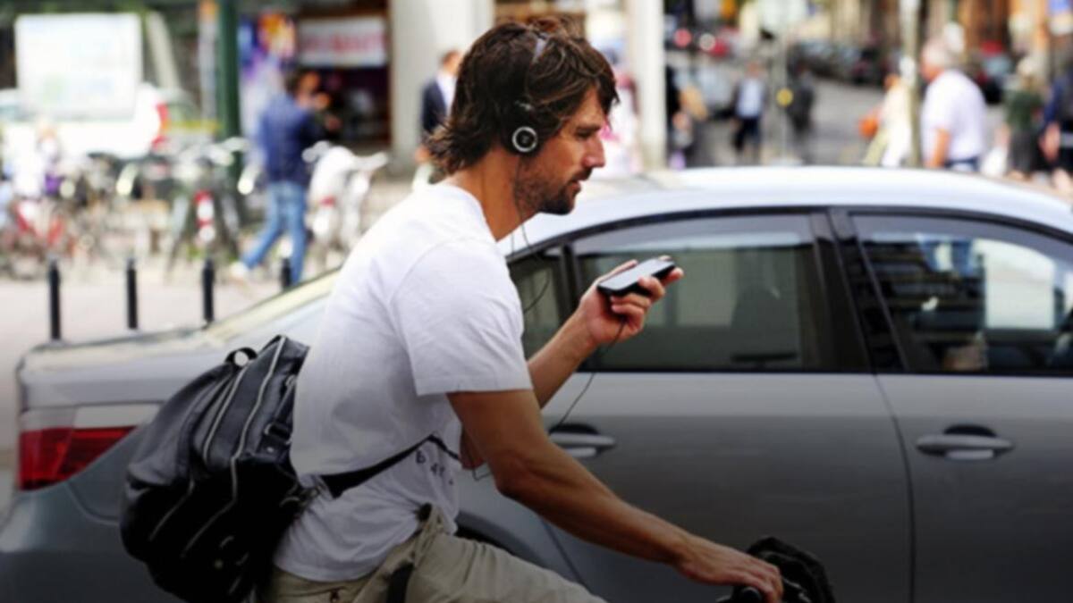 Advierten que habrá una generación de sordos por mal uso de auriculares