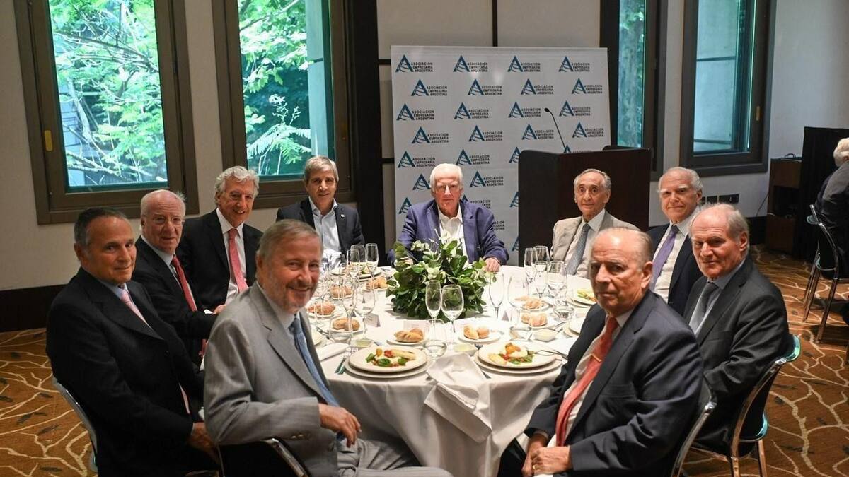 AEA recibió al ministro Caputo.