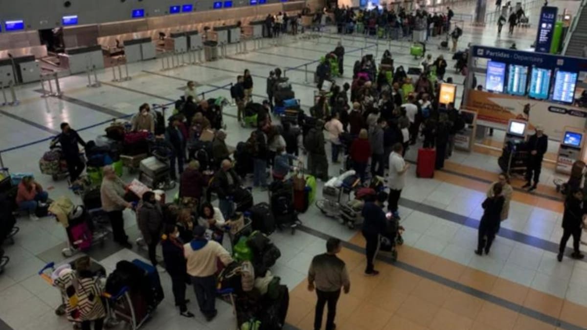 Niebla en Buenos Aires: más de 22 vuelos afectados en Ezeiza por demoras, desvíos y cancelaciones