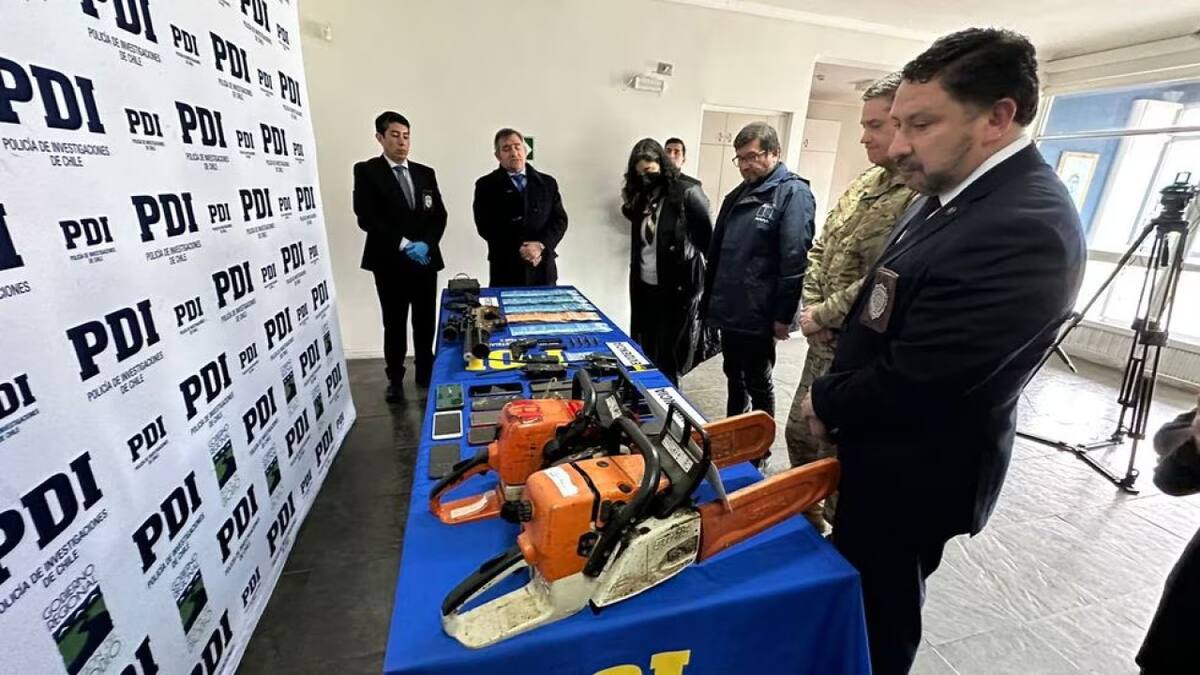 Agentes de la Policía de Investigación junto a diferentes objetos incautados al grupo radical mapuche. Foto: PDI