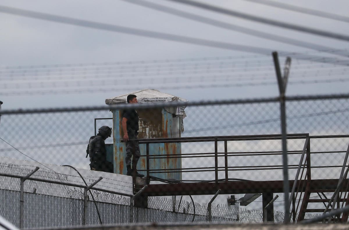 Agentes del servicio penitenciario vigilan el motín. Foto: EFE