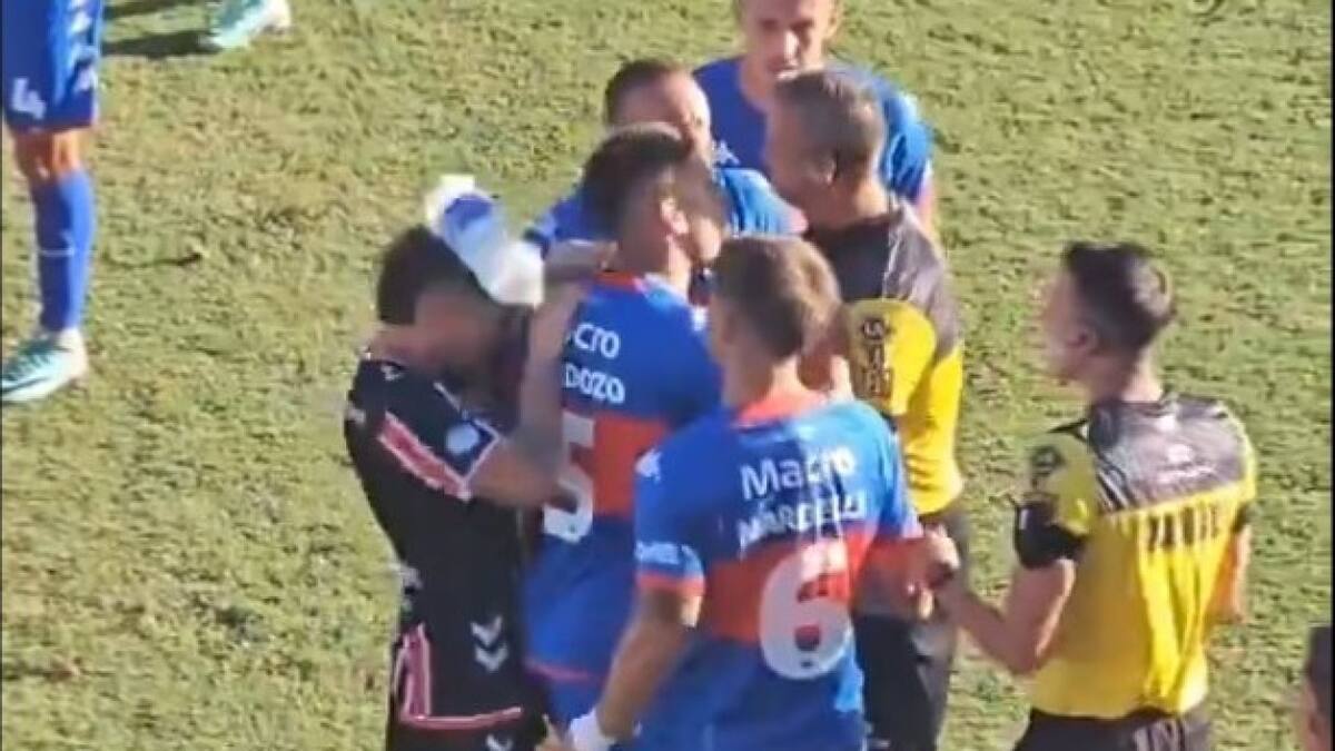 Agresión a Fernando Brandán en el Tigre - Chacarita por Copa Argentina. Foto: Captura de video.