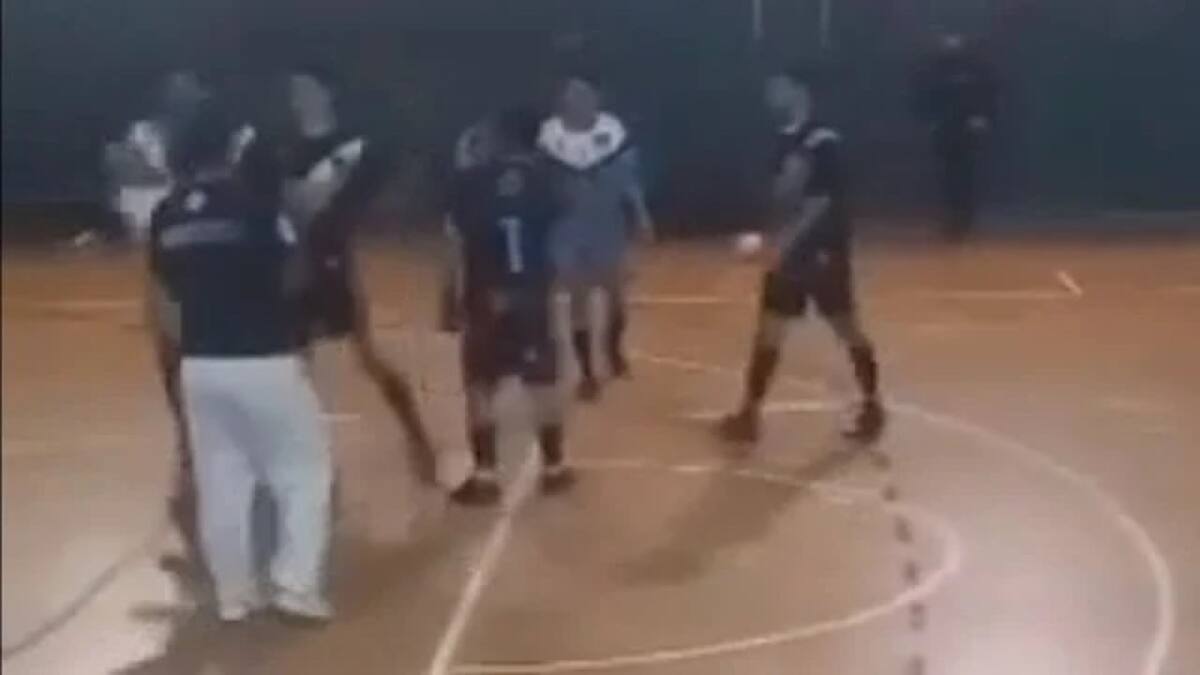 Agresión en un partido de futsal de Corrientes. Foto: Captura de video.