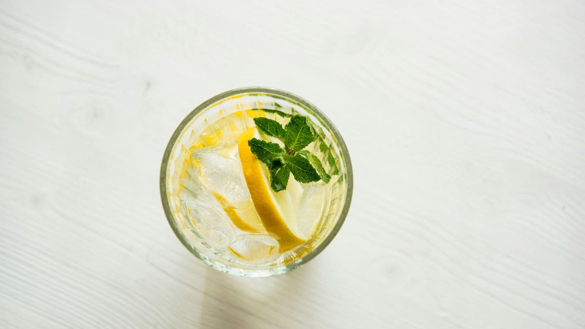 Agua con limón. Foto: Unsplash