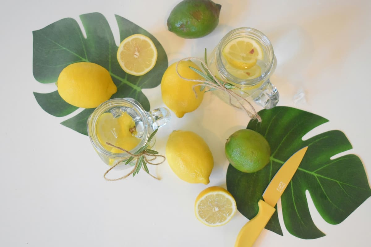 Agua con limón. Foto Unsplash.