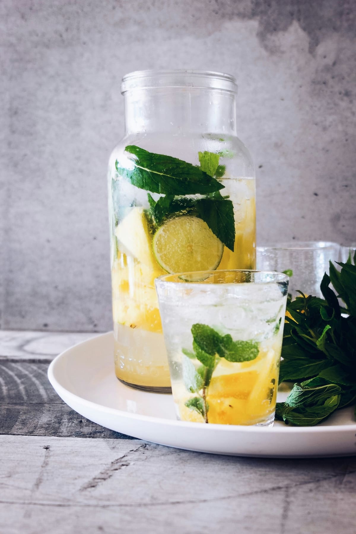 Agua con limón. Foto Unsplash.