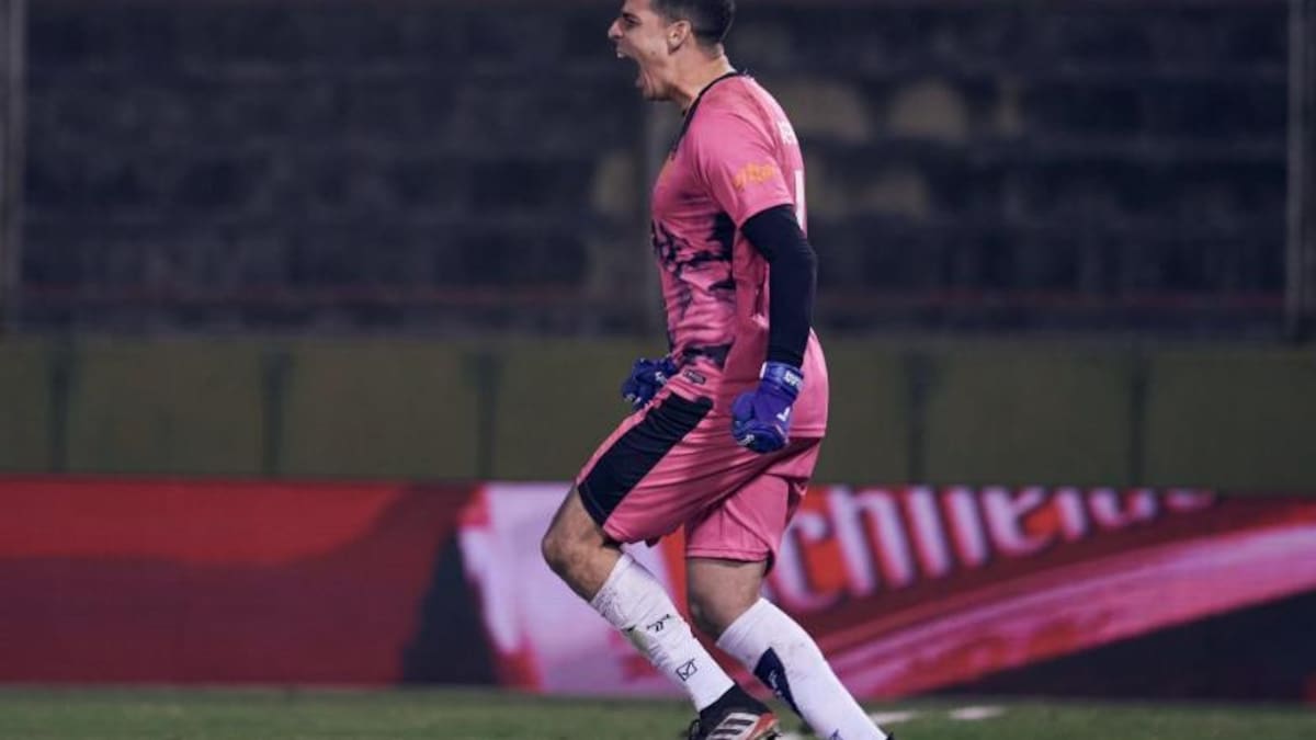 Aguerre, el héroe de los penales. Foto: NA.