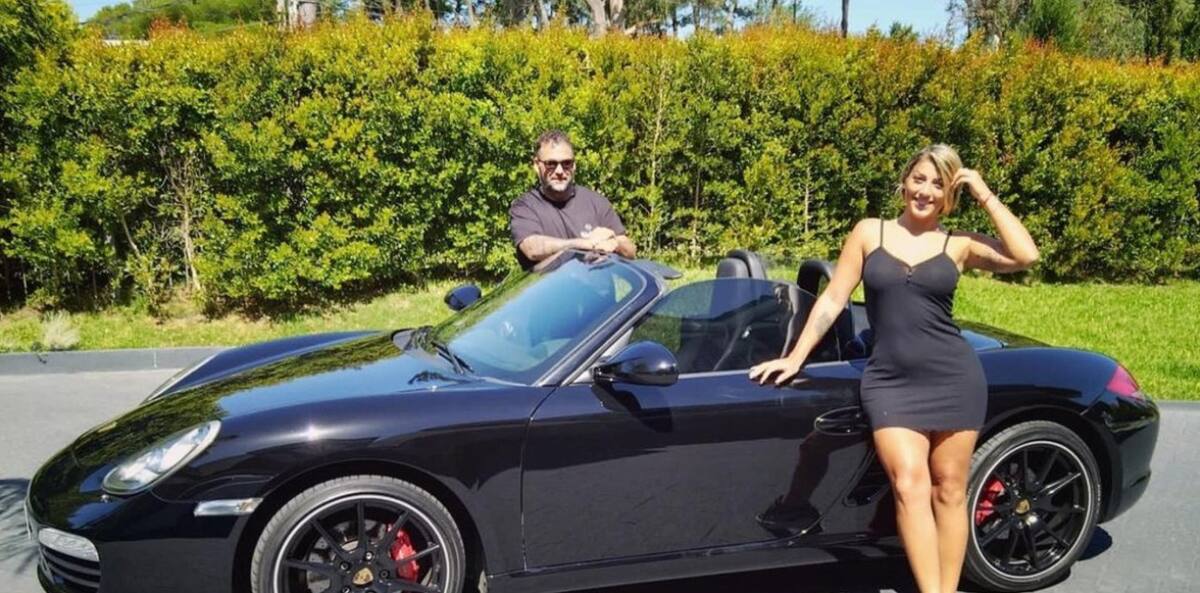 Aguiar y Camejo mostrando uno de sus autos. Foto: Instagram.