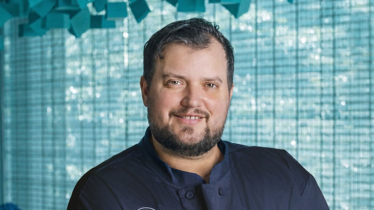 De Ramos Mejía a la alta cocina internacional, el cocinero construyó una carrera en Japón y Hong Kong sin perder el vínculo con sus raíces.