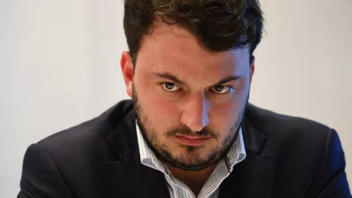 “Basta de pagar la educación de extranjeros que nos odian”: la polémica iniciativa del libertario Agustín Romo