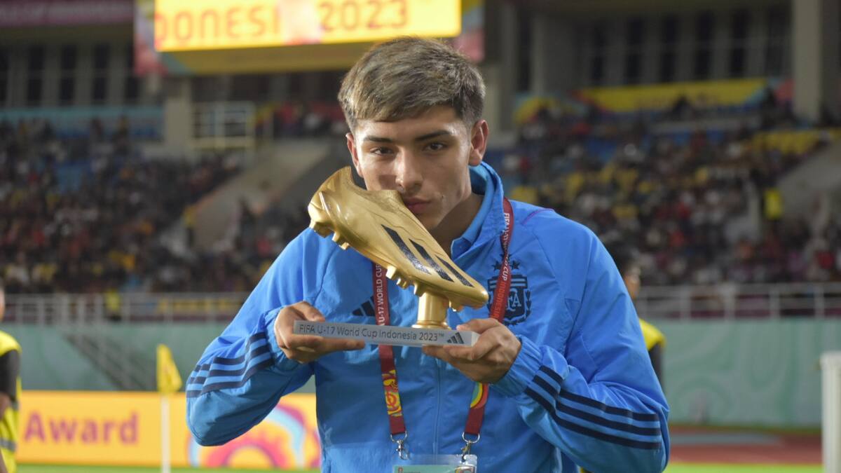 Agustín Ruberto con la Bota de Oro del Mundial Sub 17 de Indonesia. Foto: @Argentina.