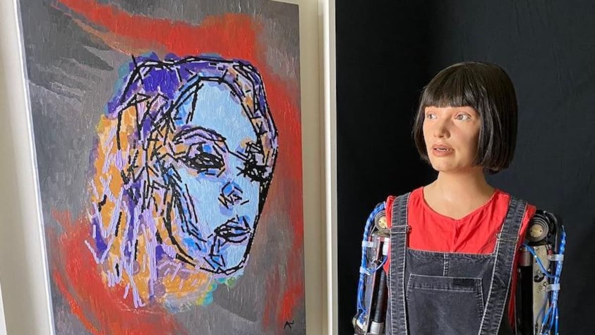 Ai-Da con una de sus obras. Foto:ai-darobot.com
